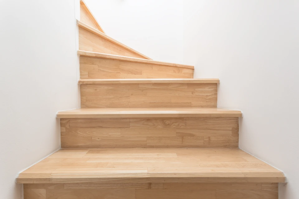 Escalier intérieur moderne en bois naturel avec marches et contremarches en parquet massif