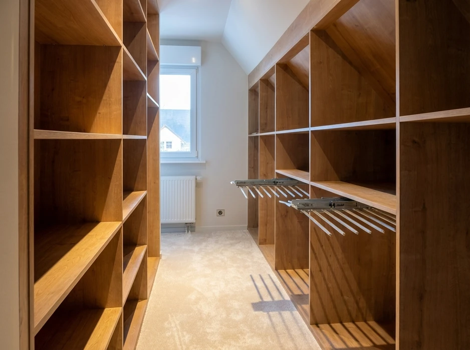 Dressing sur mesure vide, aménagé sous combles avec plafond en pente