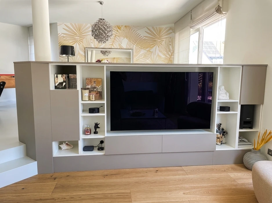 Meuble TV sur mesure encastré, finition bicolore taupe mat et blanc laqué