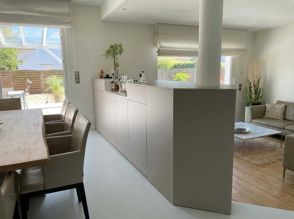 Dressing-room sur-mesure vide, configuration en L