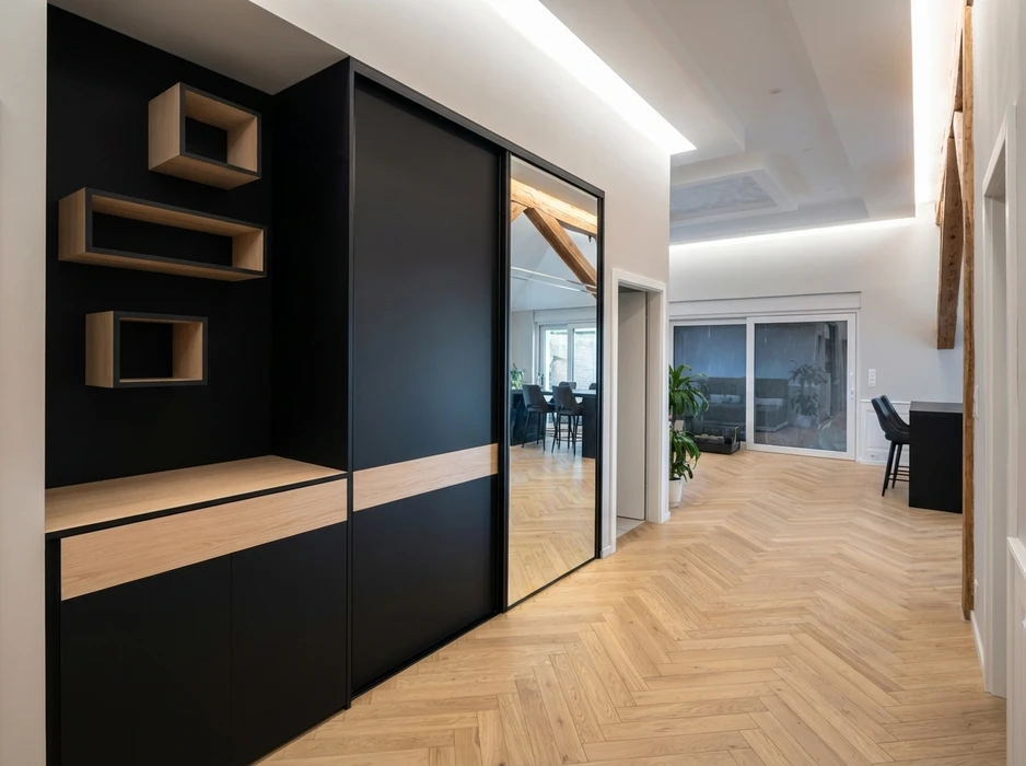 Intérieur moderne avec cheminée encastrée noire et rangements muraux en bois