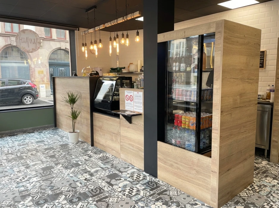 Dressing-room sur-mesure vide, configuration en L
