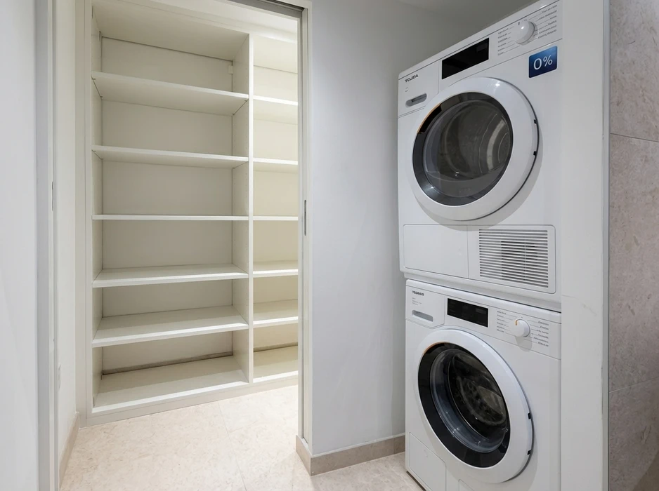 Dressing-room sur-mesure vide, configuration en L