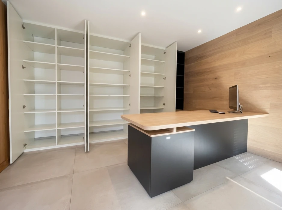 Dressing-room sur-mesure vide, configuration en L