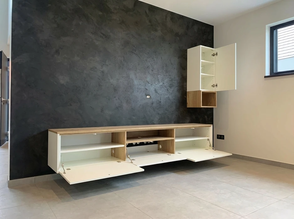 Dressing-room sur-mesure vide, configuration en L