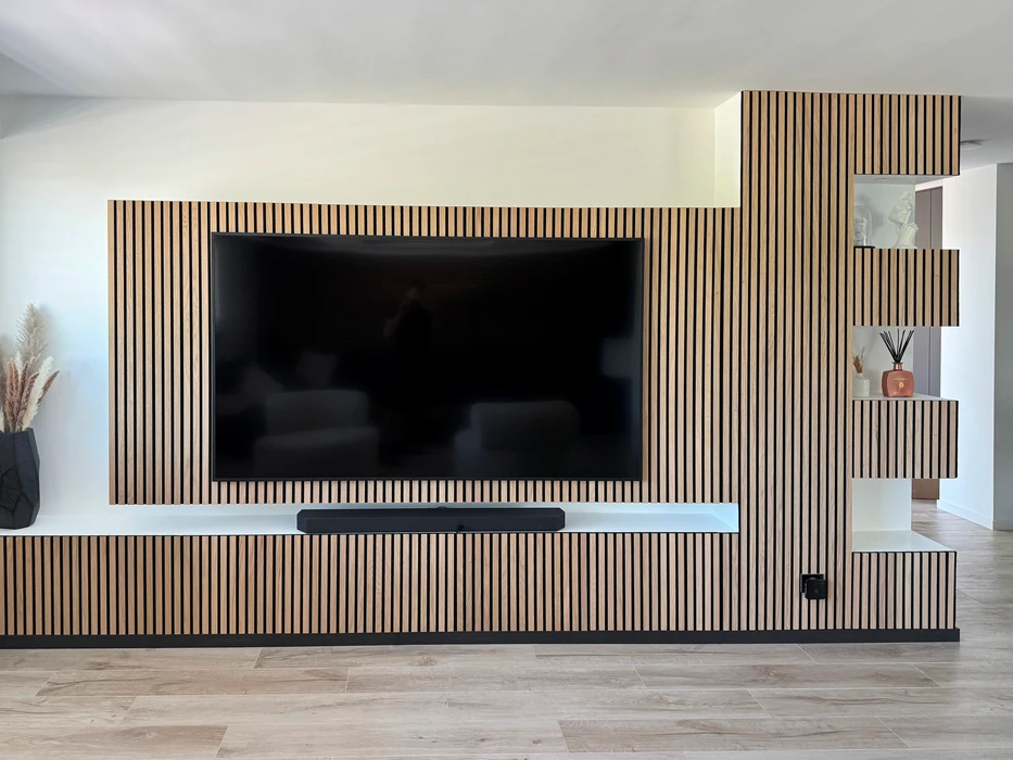 Meuble TV mural design contemporain, lambris à tasseaux en bois clair verticaux sur fond noir