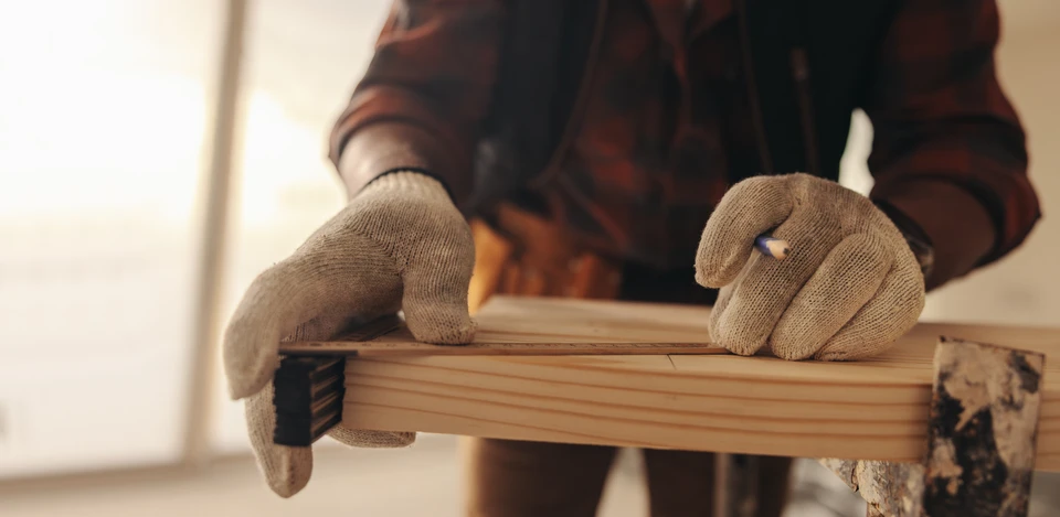 Scène intérieure d'atelier artisanal avec établi en bois massif