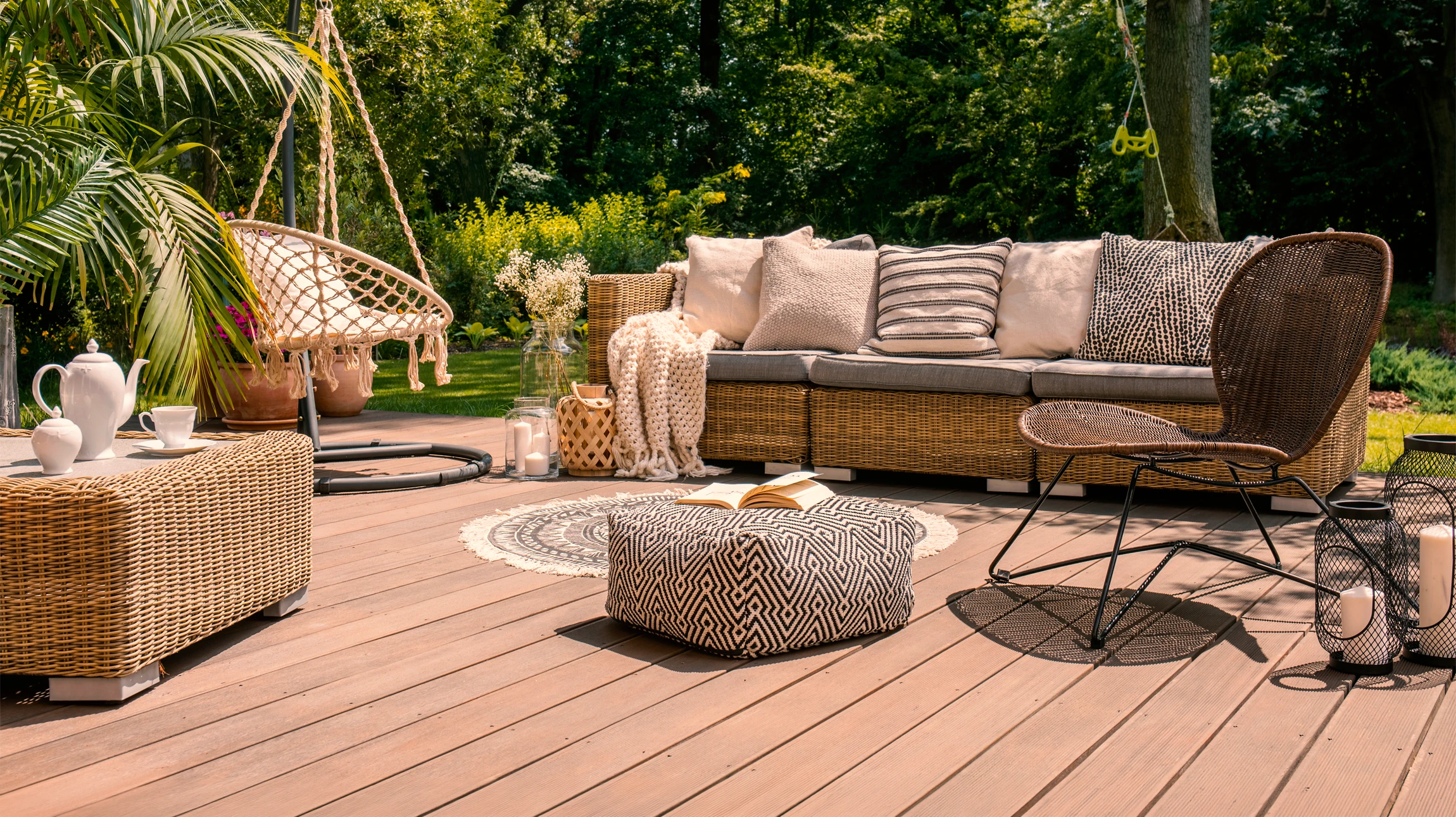 Terrasse extérieure avec lames de bois exotique disposées en chevrons, créant un motif géométrique élégant