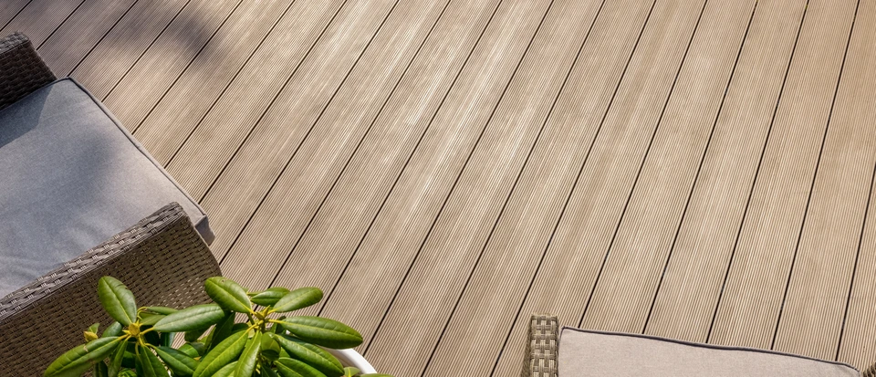Terrasse extérieure aménagée avec coin repas et cuisine d'été