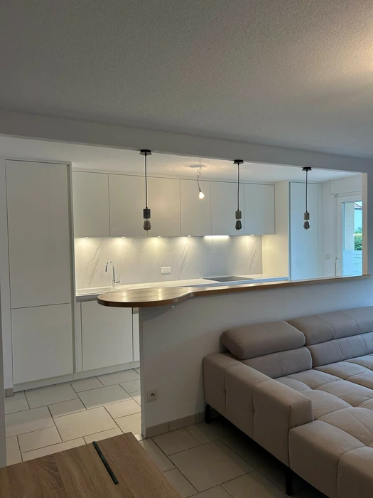 Dressing-room sur-mesure vide, configuration en L
