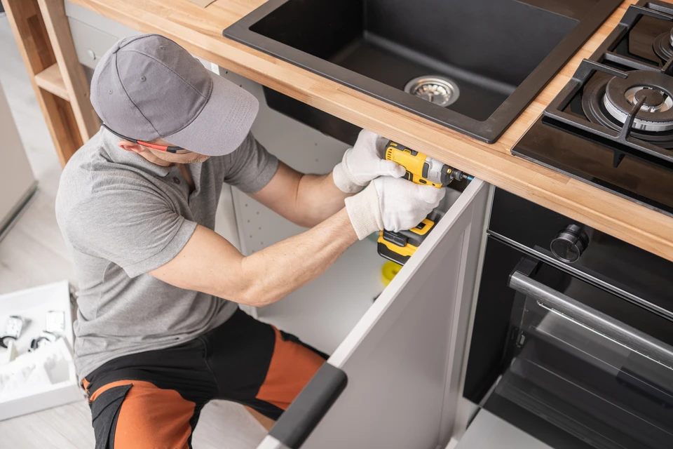 Atelier industriel avec opérateur surveillant usinage sur fraiseuse CNC