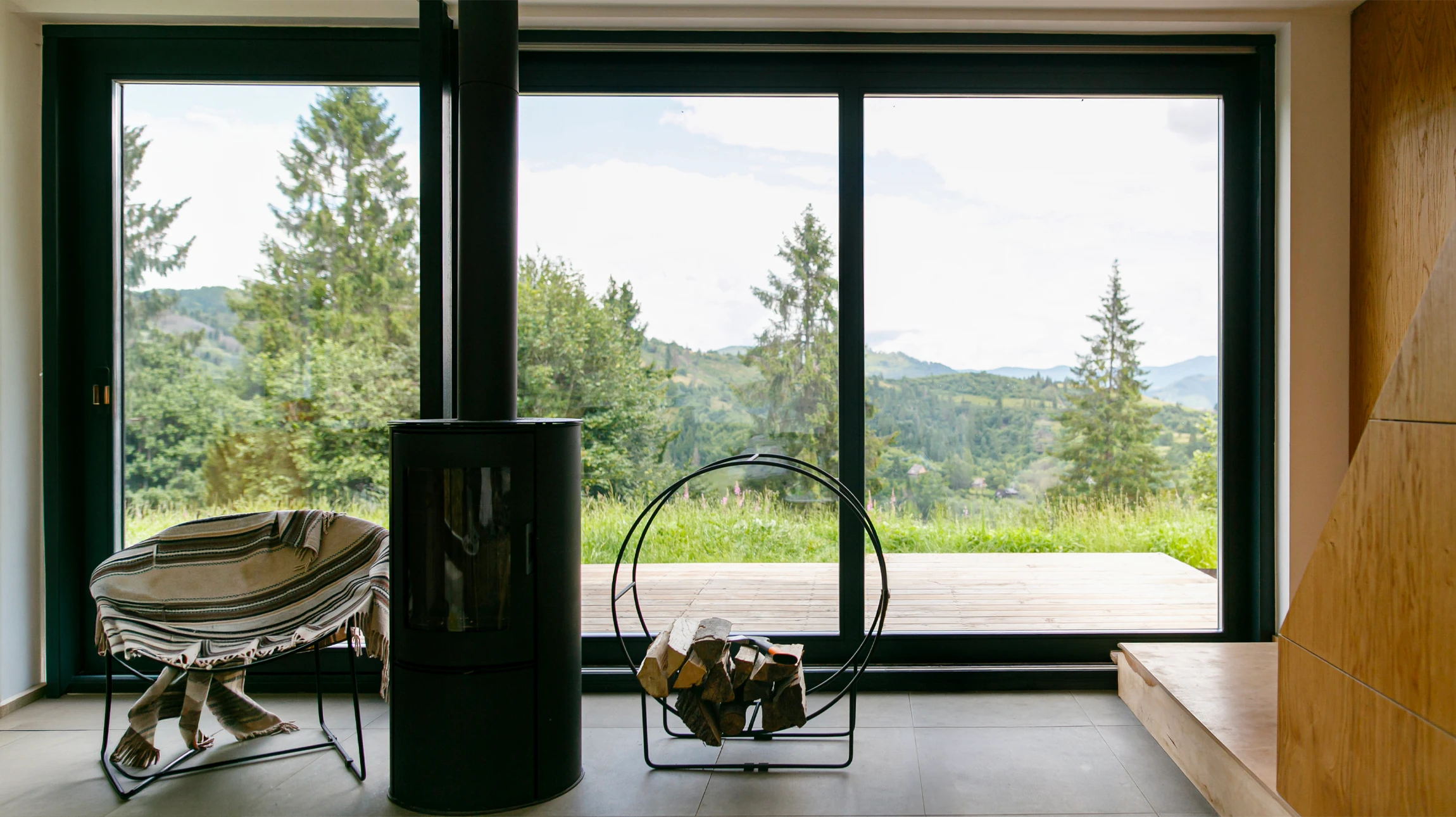 Ouvrier de construction installant une fenêtre dans la maison