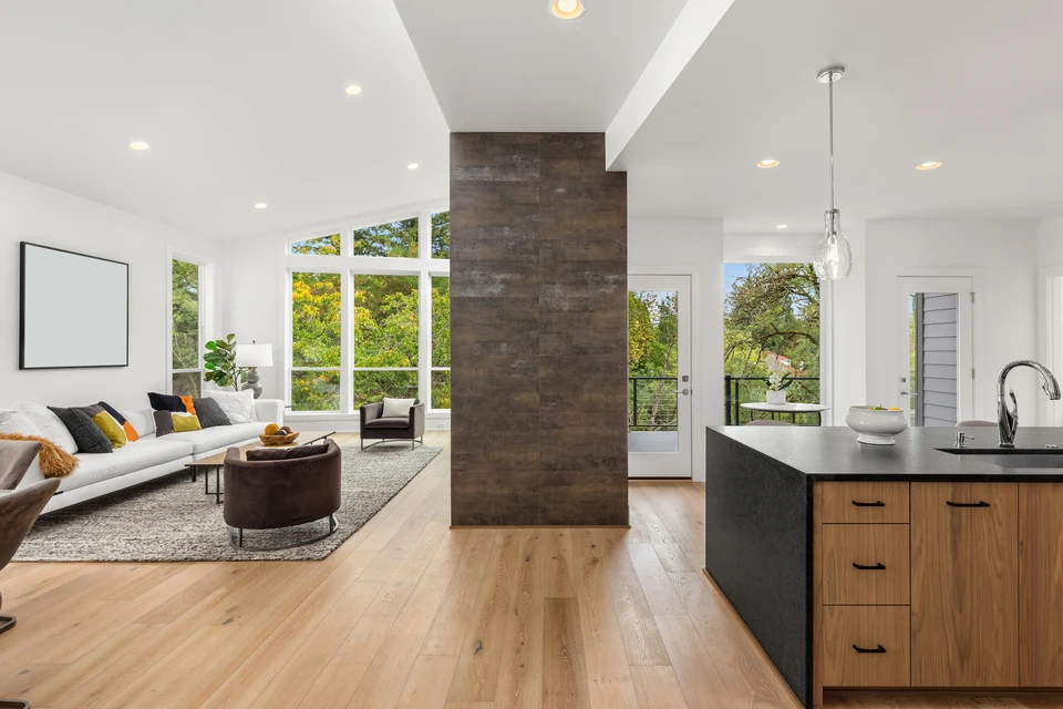 Surface de plancher en bois naturel avec lames horizontales aux teintes claires et chaudes